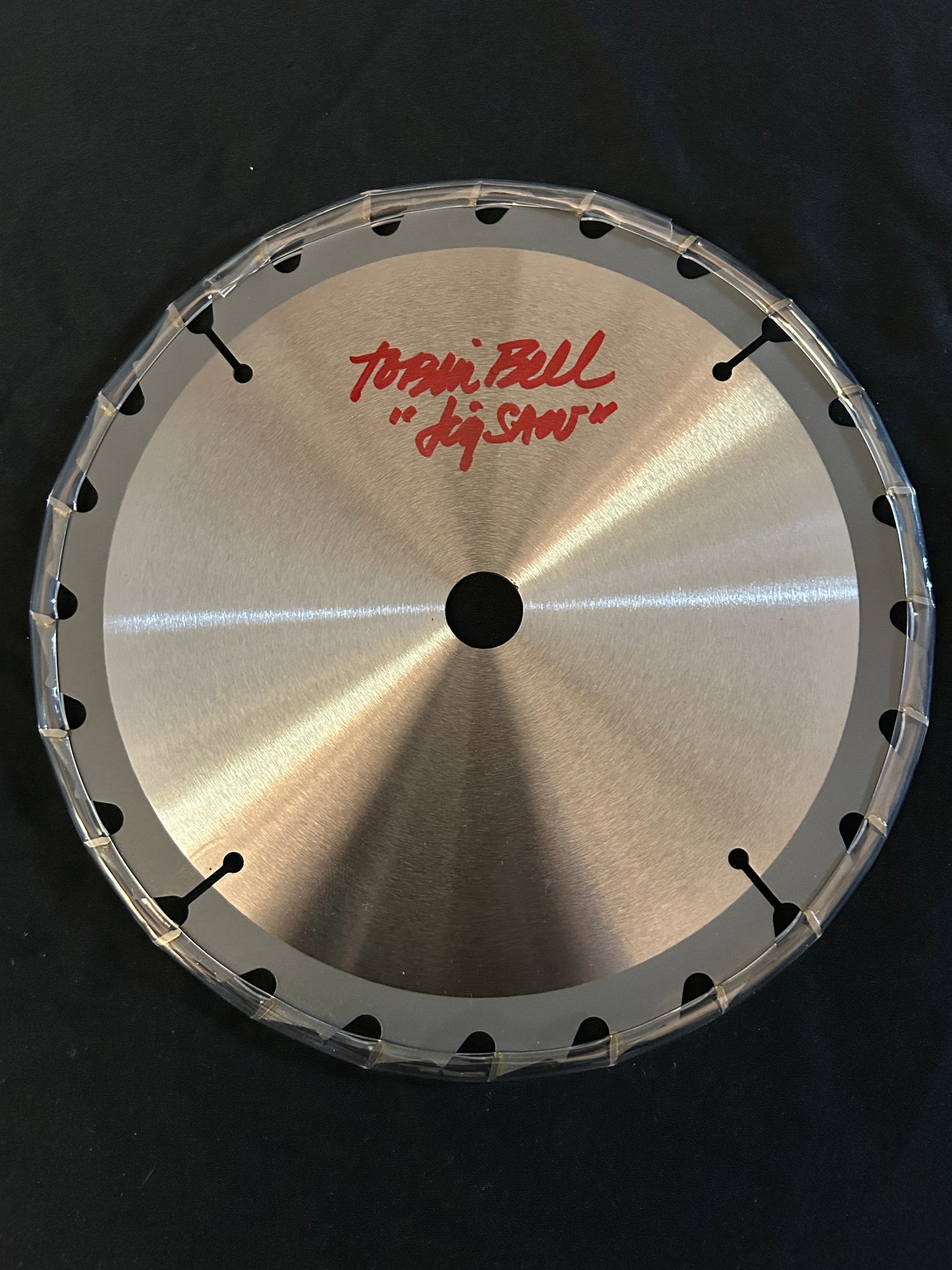 Tobin Bell signed Saw blade (Jigsaw inscription) W/ Beckett witnessed COA